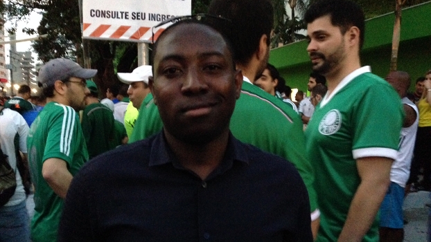 Angolano vem da África para a estreia do Allianz Parque, mas não tem ingresso: 'Tá caro'