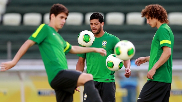 Oscar, Hulk e David Luiz no treino da seleção do Brasil