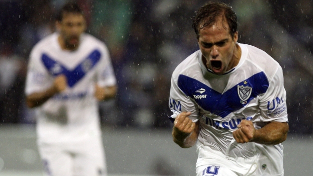 Insúa comemora depois de marcar o primeiro gol da vitória do Vélez