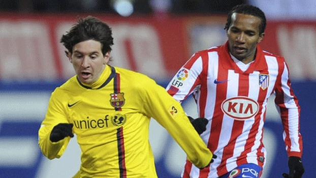 Ainda pelo Atlético de Madri, Paulo Assunção marca Messi durante confronto do Espanhol Ainda pelo Atlético de Madri, Paulo Assunção marca Messi durante confronto do Espanhol