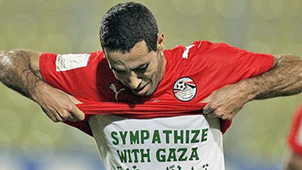 Aboutrika, atacante do Al Ahly, mostra camiseta em apoio à população da Faixa de Gaza Aboutrika, atacante do Al Ahly, mostra camiseta em apoio à população da Faixa de Gaza