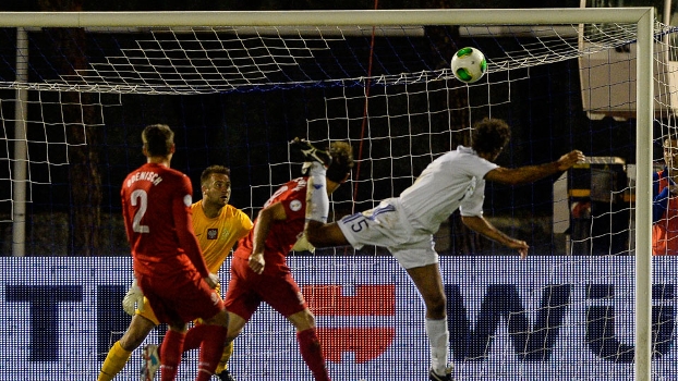 Della Valle cabeceia para fazer gol histórico para San Marino Della Valle cabeceia para fazer gol histórico para San Marino