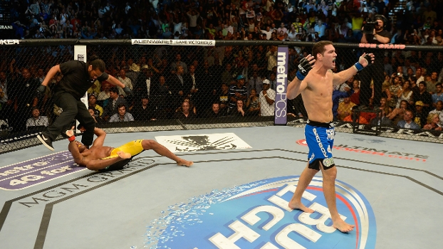 Novo campeão, Chris Weidman caminha pelo octógono com Anderson derrotado Novo campeão, Chris Weidman caminha pelo octógono com Anderson derrotado