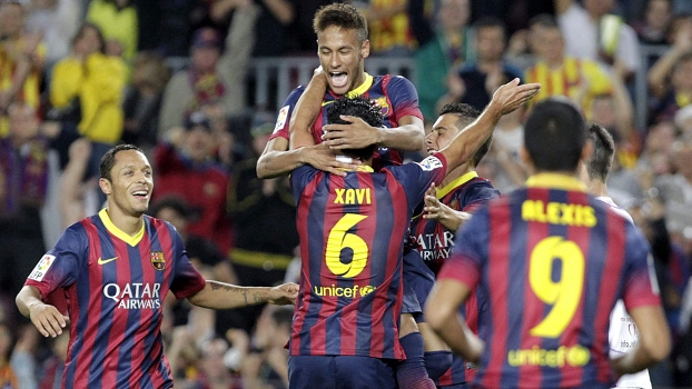 Neymar comemora com Xavi: Barcelona goleou o Valladolid e segue 100% no Espanhol