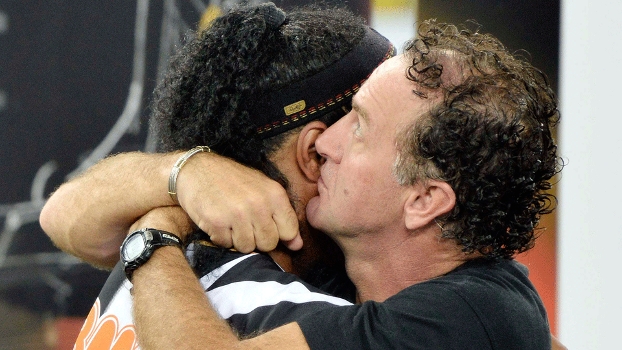 Cuca abraça Ronaldinho depois da conquista da Libertadores Cuca abraça Ronaldinho depois da conquista da Libertadores