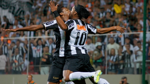 Ronaldinho comemora com Jô: meia foi decisivo na vitória do Atlético-MG sobre o Vasco