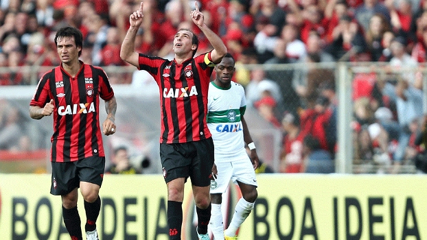 Paulo Baier, do Atlético-PR, marcou dois gols na partida contra o Coritiba Paulo Baier, do Atlético-PR, marcou dois gols na partida contra o Coritiba