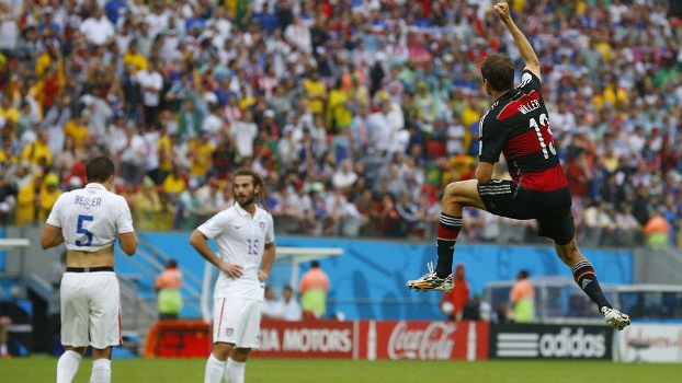 Muller 'voa' para comemorar seu quarto gol na Copa do Mundo