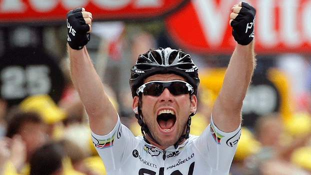 Mark Cavendish celebra após cruzar a linha de chegada em primeiro e vencer a 18ª etapa do Tour