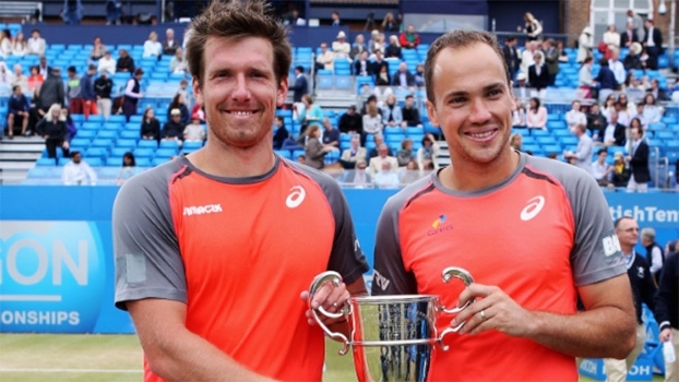 Alexander Peya e Bruno Soares posam com a taça do ATP de Queens, disputado em Londres Alexander Peya e Bruno Soares posam com a taça do ATP de Queens, disputado em Londres