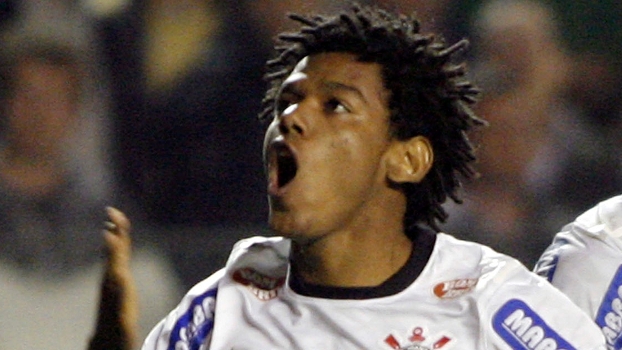 Romarinho comemora o gol que garantiu o empate do Corinthians contra o Boca Juniors na Bombonera Romarinho comemora o gol que garantiu o empate do Corinthians contra o Boca Juniors na Bombonera