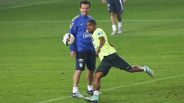 Douglas Costa Treino Seleção Brasileira Dunga Istambul 16/11/2014 Douglas Costa Treino Seleção Brasileira Dunga Istambul 16/11/2014