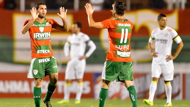 Gilberto (esquerda) marcou dois gols na vitória da Portuguesa por 3 a 0 contra o Santos Gilberto (esquerda) marcou dois gols na vitória da Portuguesa por 3 a 0 contra o Santos