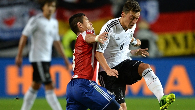 Ozil disputa com Ayala: Alemanha e Paraguai fizeram jogo de muitos gols Ozil disputa com Ayala: Alemanha e Paraguai fizeram jogo de muitos gols