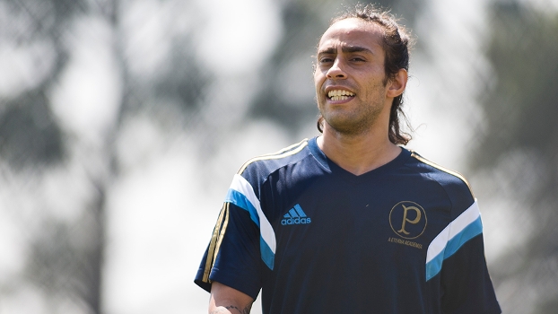 Deu a louca no Valdivia? Conta do chileno passa mais de uma hora retuitando críticas e elogios de torcedores