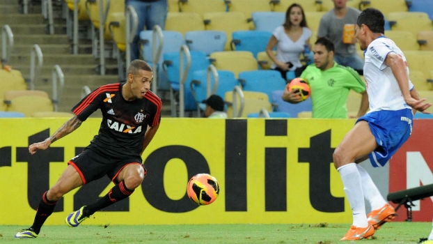 Paulinho, autor do gol rubro-negro, parte para o ataque no Maracanã Paulinho, autor do gol rubro-negro, parte para o ataque no Maracanã