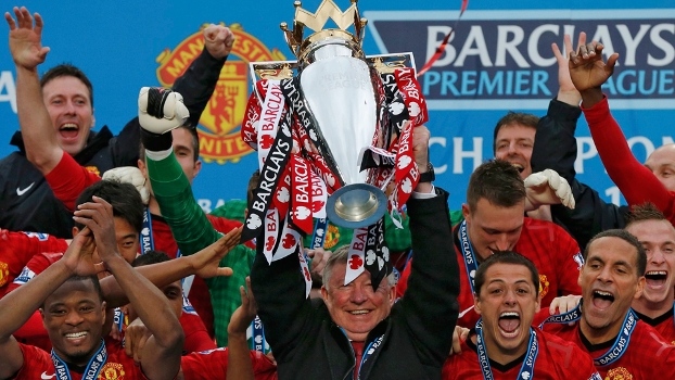 Ferguson levanta seu 13° troféu da Premier League Ferguson levanta seu 13° troféu da Premier League