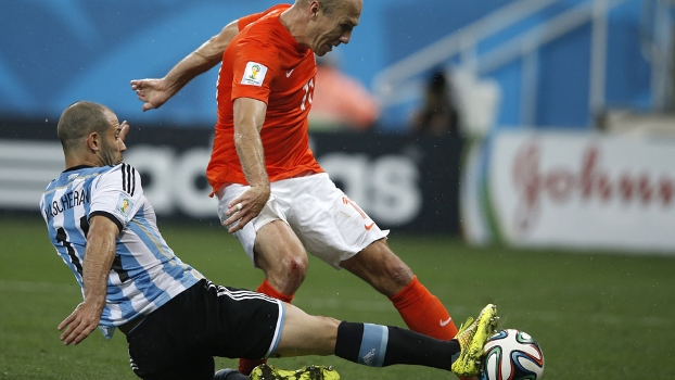A travada do ano: Robben chuta, Mascherano se estica e corta a melhor chance holandesa A travada do ano: Robben chuta, Mascherano se estica e corta a melhor chance holandesa