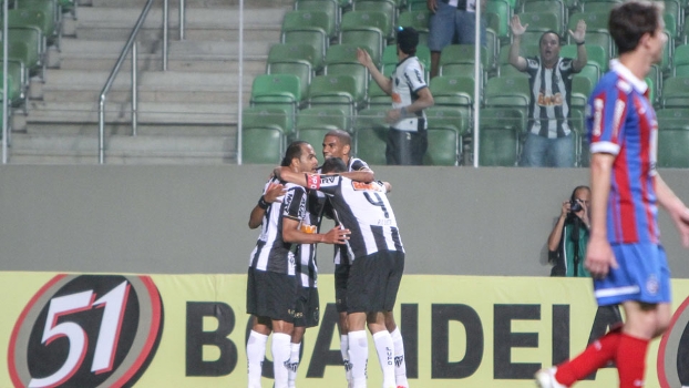 Os atletas do Galo comemoram o primeiro gol sobre o Bahia