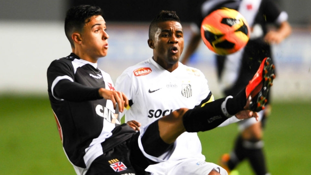 Estreante, o colombiano Montoya, do Vasco, disputa bola com Cicinho, do Santos Estreante, o colombiano Montoya, do Vasco, disputa bola com Cicinho, do Santos