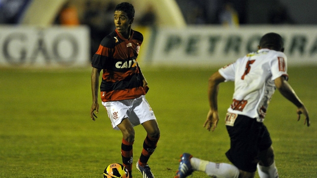 Gabriel conduz a bola em Juiz de Fora: Flamengo levou um susto, mas saiu classificado Gabriel conduz a bola em Juiz de Fora: Flamengo levou um susto, mas saiu classificado