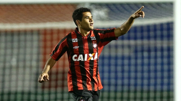 Ederson comemora um de seus gols contra o Botafogo, no Durival de Brito Ederson comemora um de seus gols contra o Botafogo, no Durival de Brito