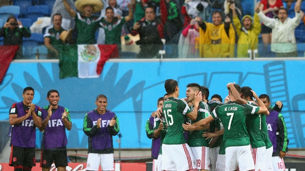 Jogadores mexicanos fazem a festa após inaugurarem o marcador