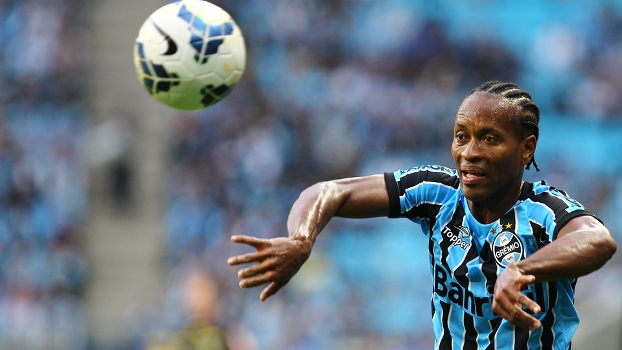 Aos 40 anos, Zé Roberto assina contrato de uma temporada com Palmeiras