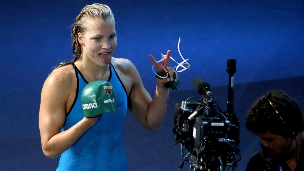 Ruta Meilutyte comemora vitória nos 100m peito no Mundial Ruta Meilutyte comemora vitória nos 100m peito no Mundial