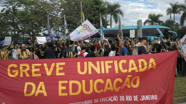 Protesto em frente ao hotel em que os jogadores se apresentaram antes de ir a Teresópolis