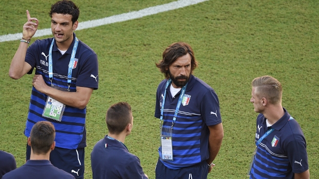 Pirlo (centro) na última passada no gramado antes do aquecimento para a partida contra os ingleses