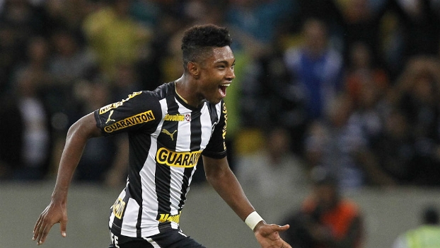 Com dois belos gols e um passe decisivo, Vitinho foi o grande nome do empate entre Botafogo e Internacional