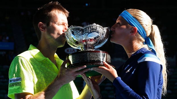 Daniel Nestor e Kristina Mladenovic beijam a taça do Australian Open Daniel Nestor e Kristina Mladenovic beijam a taça do Australian Open
