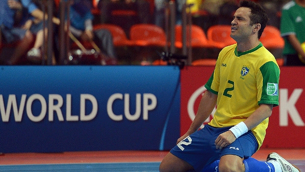 Falcão se emocionou após anotar o gol da virada do Brasil sobre a Argentina Falcão se emocionou após anotar o gol da virada do Brasil sobre a Argentina