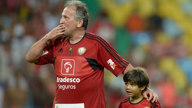 Zico agradece à torcida ao lado de um dos netos no Maracanã