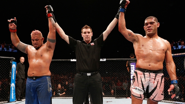 Mark Hunt e Antonio Pezão Silva ficaram no empate após cinco rounds no UFC Fight Night, na Austrália Mark Hunt e Antonio Pezão Silva ficaram no empate após cinco rounds no UFC Fight Night, na Austrália