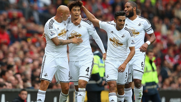 Ki é festejado após abrir o placar para o Swansea em Old Trafford