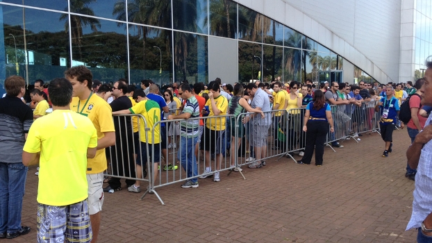 Fila gigantesca para retirada de ingressos em Brasília Fila gigantesca para retirada de ingressos em Brasília
