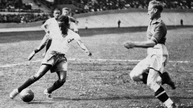 Leônidas da Silva (à esq) em ação na Copa do Mundo de 1938 contra a Suécia: pioneiro