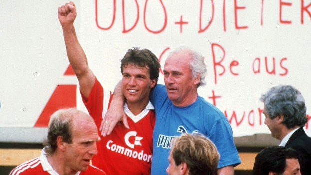 Lothar Matthaus abraça Udo Lattek após título alemão do Bayern de Munique em 1986 Lothar Matthaus abraça Udo Lattek após título alemão do Bayern de Munique em 1986