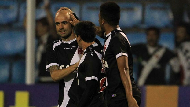 Cris comemora: questionado, zagueiro se redimiu ao marcar o gol da vitória no clássico contra o Fluminense