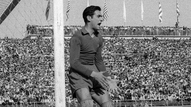 Antoni Ramallets, lendário ex-goleiro do Barcelona, em ação em 1950