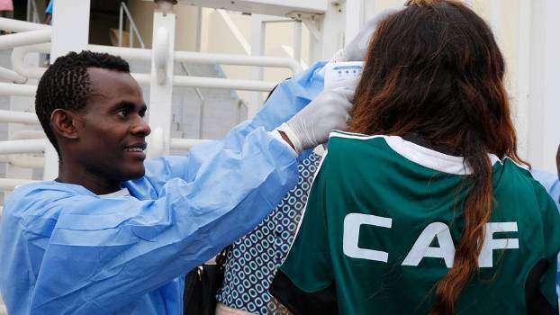 Enfermeiro tira temperatura de voluntário da Copa Africana na Guiné Equatorial Enfermeiro tira temperatura de voluntário da Copa Africana na Guiné Equatorial