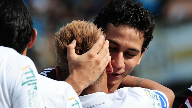 Neymar e Ganso se abraçam antes de Santos x São Paulo, clássico que marcou a volta do meia à Vila Belmiro Neymar e Ganso se abraçam antes de Santos x São Paulo, clássico que marcou a volta do meia à Vila Belmiro