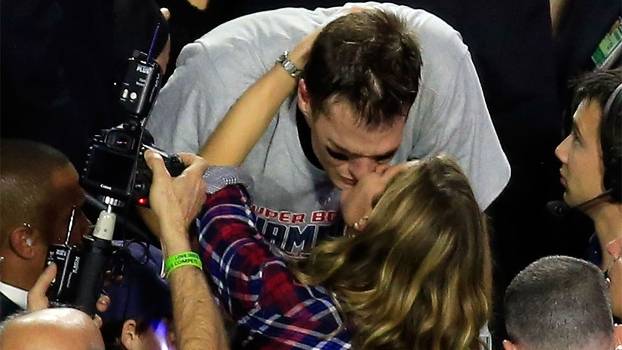 Gisele beija o marido Tom Brady após a conquista de mais um Super Bowl Gisele beija o marido Tom Brady após a conquista de mais um Super Bowl