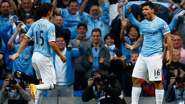 Aguero comemora com Navas; argentino deixou a sua marca na goleada do City Aguero comemora com Navas; argentino deixou a sua marca na goleada do City