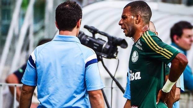 Em treino com drone, Amaral deixa campo e pode virar desfalque no Palmeiras