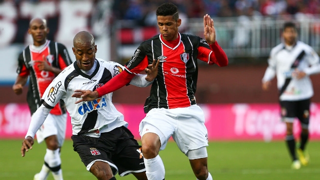 Edmilson, do Vasco, e Luan, do Joinville, disputam bola no jogo Edmilson, do Vasco, e Luan, do Joinville, disputam bola no jogo