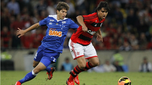 Lucas Silva e Marcelo Moreno disputam bola no Flamengo x Cruzeiro do Maracanã