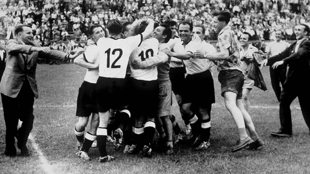 Jogadores da Alemanha se abraçam após o apito final: primeiro título mundial Jogadores da Alemanha se abraçam após o apito final: primeiro título mundial